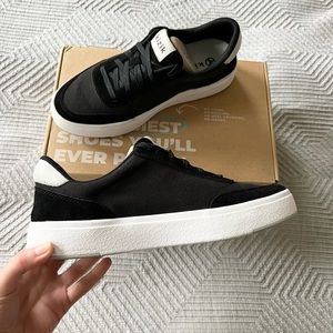 Like New Kizik Prague Sneakers, Size 9.5